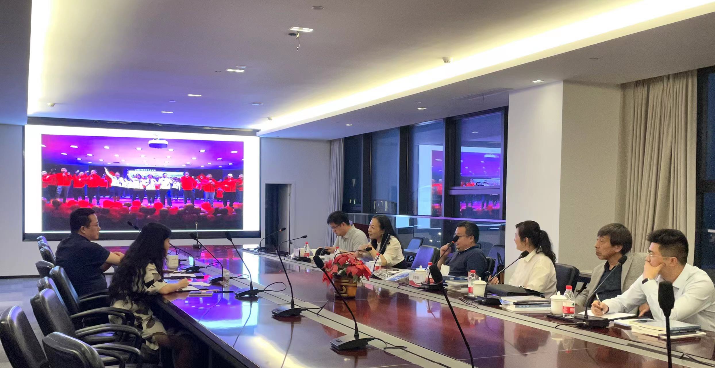 武漢大學經(jīng)管學院姜星莉書記一行與武大校友企業(yè)家蒞臨柯力參觀交流